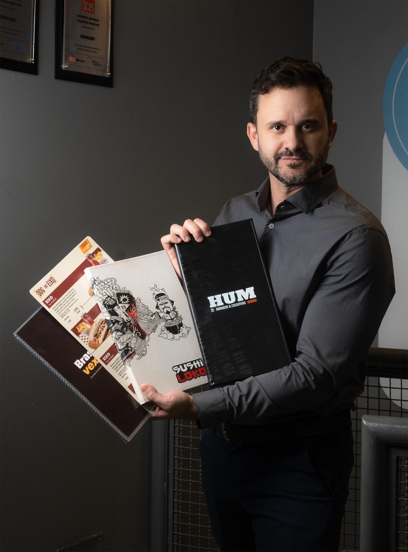 Fábio Bindes com os cardápios das marcas